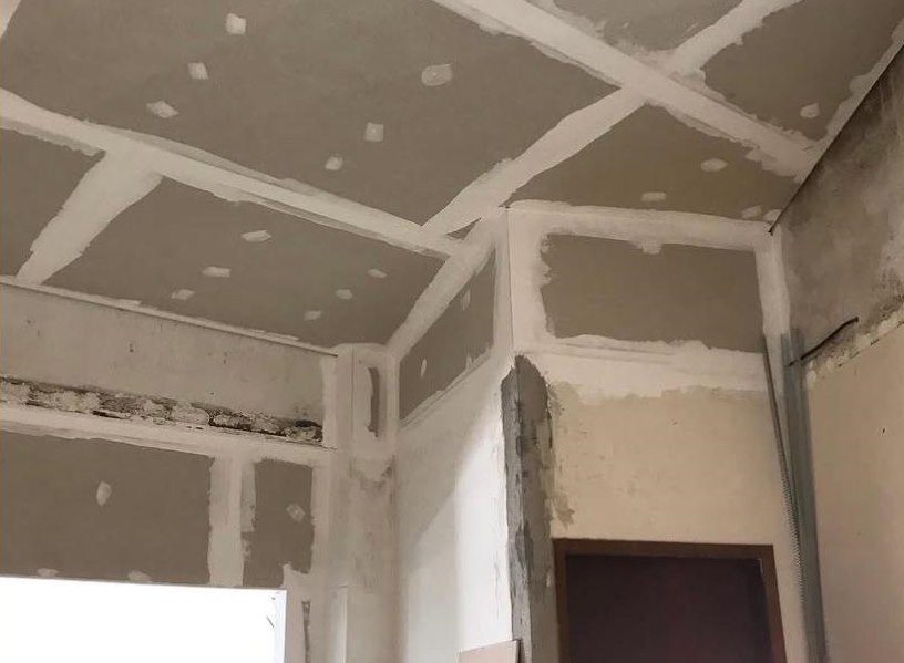 Drywall com tratamento de juntas e preparação para pintura