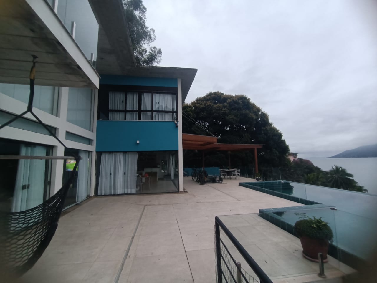 Residência de alto padrão à beira-mar com piscina de borda infinita — São Sebastião