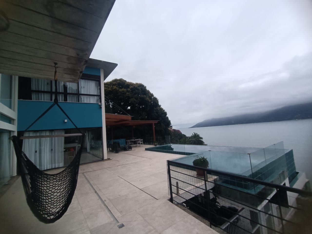 Terraço com piscina de borda infinita de frente para o mar